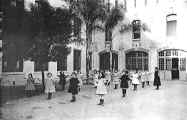 images/ret_lycee-1913_gym.jpg (121958 octets)